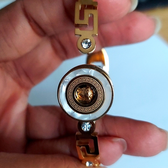 Luxury design Gold Tone Bangle - Picture 10 of 12